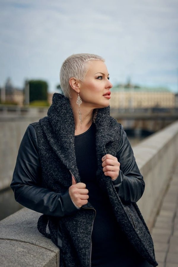 What are the key tips for wearing a midi dress in winter?